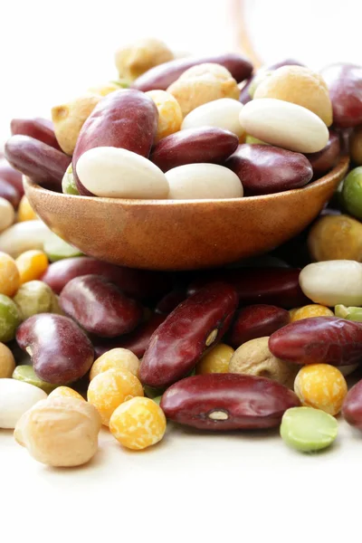 Surtido de diferentes tipos de frijoles - frijoles rojos, garbanzos, guisantes — Foto de Stock