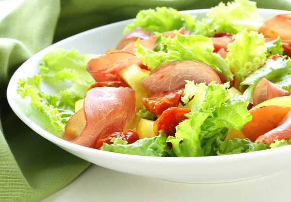 Fresh green snack salad with ham and vegetables — Stock Photo, Image