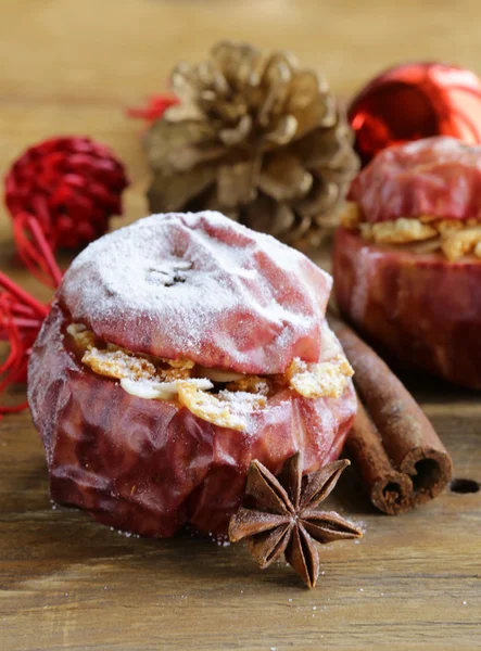 Manzanas al horno con especias (anís, canela) postre de vacaciones de invierno — Foto de Stock