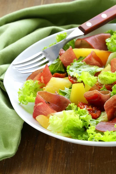 Fresh green snack salad with ham and vegetables — Stock Photo, Image