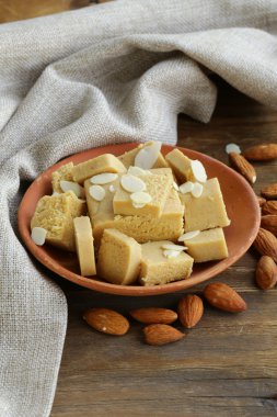 badem yapıştırın - badem bir kase bütün fındık ezmesi