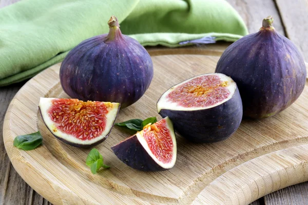 Fresh ripe purple figs whole and sliced — Stock Photo, Image