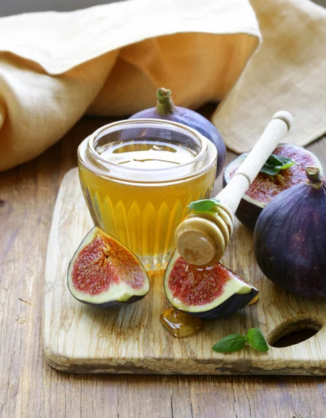 Frische reife Feigen und leichter Honig - ein gesundes Dessert — Stockfoto