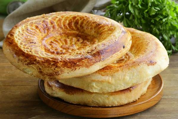 Hagyományos közép ázsiai kenyér, tortilla halom egy fából készült asztal — Stock Fotó