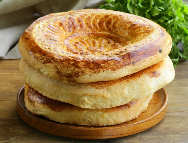 Pão tradicional da Ásia Média, pilha de tortilhas em uma mesa de madeira — Fotografia de Stock