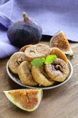 Dried figs and fresh fruit