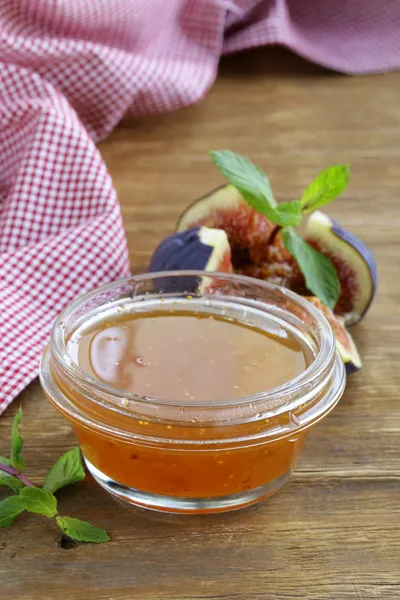 Fíkovým džemem s čerstvým ovocem na dřevěný stůl — Stock fotografie