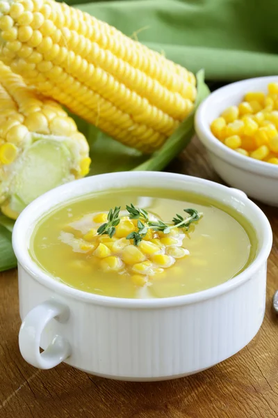 Sopa de milho amarelo fresco servida em uma mesa de madeira — Fotografia de Stock