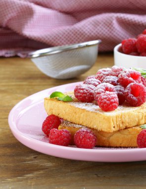 taze ahududu ile tost tost ve pudra şekeri