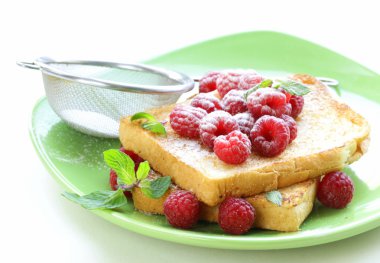 taze ahududu ile tost tost ve pudra şekeri