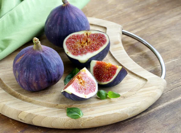 Figues violettes fraîches mûres entières et tranchées — Photo