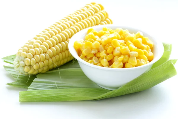Puszki kukurydzy w misce i świeżych kolb — Zdjęcie stockowe