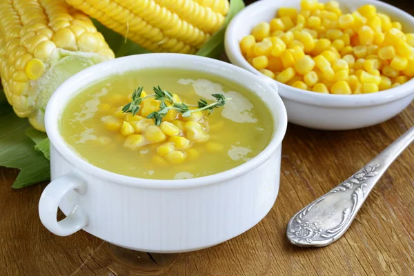 Soppa av färsk gul majs serveras på ett träbord — Stockfoto