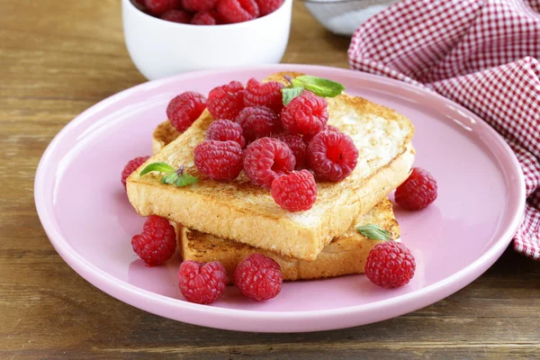 Fresh toasted toast with raspberries and powdered sugar — Stock Photo, Image