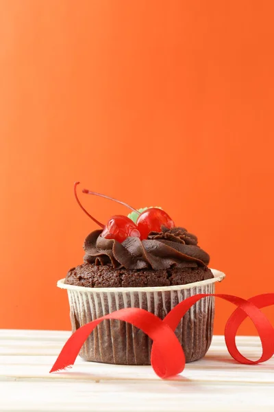 Pastel festivo (cumpleaños, día de San Valentín) decorado con ganache de chocolate y cerezas —  Fotos de Stock