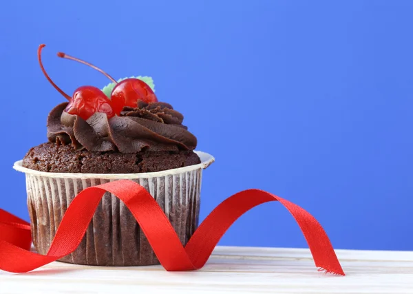 Festlicher (Geburtstag, Valentinstag) Cupcake mit Schokoladenganache und Kirschen — Stockfoto