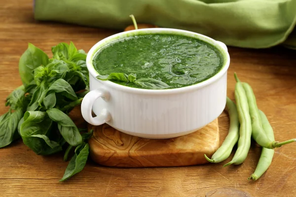 Sopa de crema verde de espinacas y guisantes verdes en tazón blanco —  Fotos de Stock