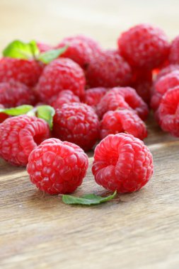 Tahta zemin üzerinde olgun kırmızı ahududular.