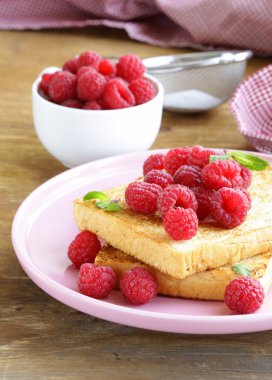 taze ahududu ile tost tost ve pudra şekeri