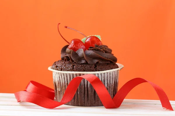 Cupcake festivo (aniversário, dia dos namorados) decorado com ganache de chocolate e cerejas — Fotografia de Stock