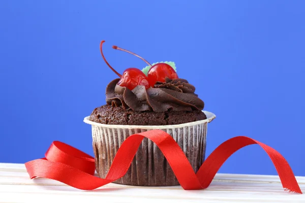 Świąteczne (urodziny, Walentynki) ciastko urządzone z ganache czekoladowym i wiśniami — Zdjęcie stockowe