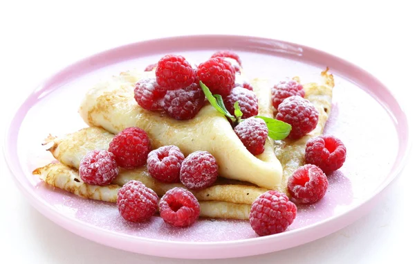 Pfannkuchen mit Himbeeren und Minze - gesundes Frühstück — Stockfoto