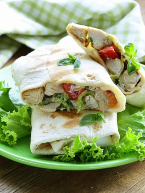 Pide börek (döner) tavuk ve sebze ile sarılmış