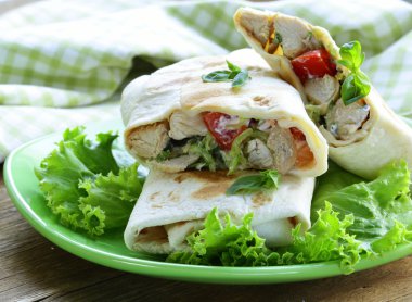 Pide börek (döner) tavuk ve sebze ile sarılmış