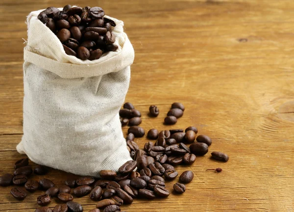 Roasted coffee beans on a wooden table — Stock Photo, Image