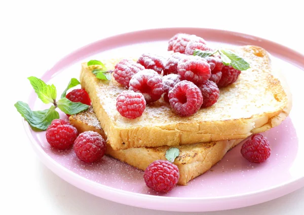 Frisch gerösteter Toast mit Himbeeren und Puderzucker — Stockfoto