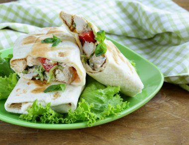 Pide börek (döner) tavuk ve sebze ile sarılmış