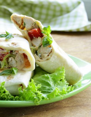 Pide börek (döner) tavuk ve sebze ile sarılmış