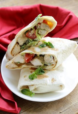 Pide börek (döner) tavuk ve sebze ile sarılmış