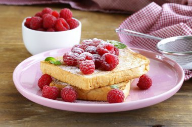 taze ahududu ile tost tost ve pudra şekeri