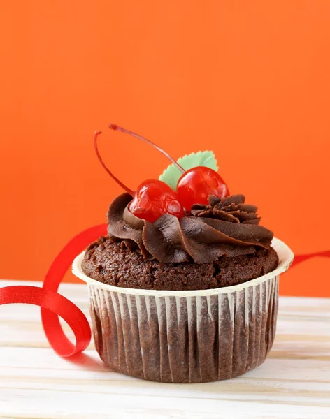 Festlicher (Geburtstag, Valentinstag) Cupcake mit Schokoladenganache und Kirschen — Stockfoto