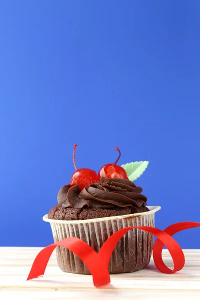 Festlig (födelsedag, alla hjärtans dag) cupcake dekorerad med choklad ganache och körsbär — Stockfoto