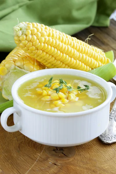 Sopa de milho amarelo fresco servida em uma mesa de madeira — Fotografia de Stock