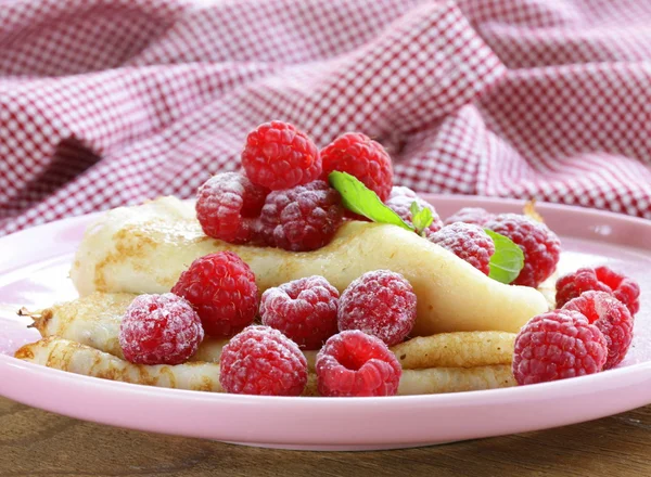 Panquecas (crepes) com framboesas e hortelã - café da manhã saudável — Fotografia de Stock