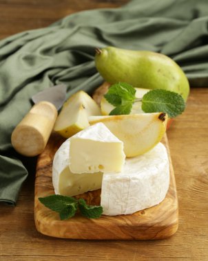 Brie peyniri (camembert) ile armut ahşap oyun tahtası