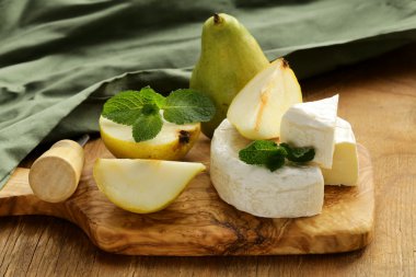 Brie peyniri (camembert) ile armut ahşap oyun tahtası