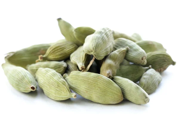 Green cardamom pods spice - aromatic seasoning for food — Stock Photo, Image