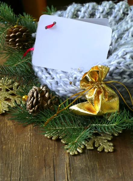 Composición navideña con una bufanda de punto y decoraciones — Foto de Stock
