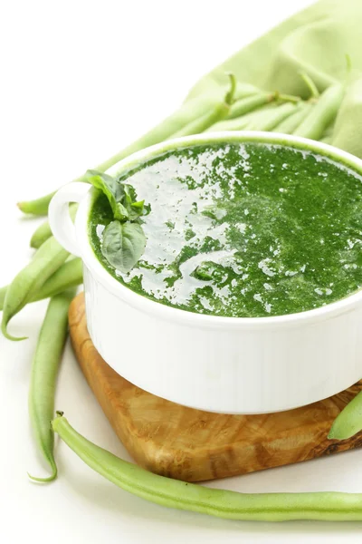 Green cream soup of spinach and green peas in white bowl — Stock Photo, Image