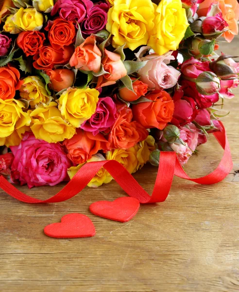 Andere kleur rozen (geel, rood, roze) kunnen worden gebruikt als de achtergrond — Stockfoto