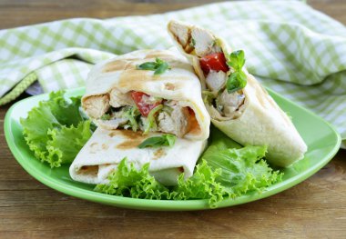 Pide börek (döner) tavuk ve sebze ile sarılmış