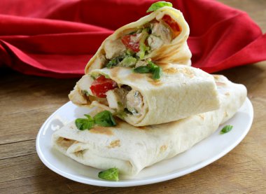 Pide börek (döner) tavuk ve sebze ile sarılmış