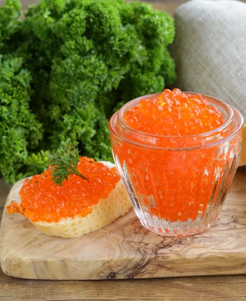 Delicado aperitivo caviar rojo en una baguette blanca — Foto de Stock