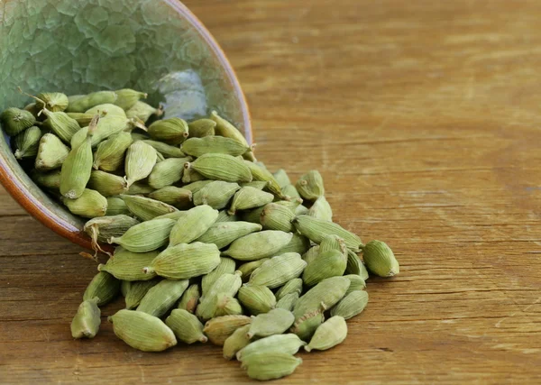 Зелені кардамонові горщики спеції - ароматні приправи для їжі — стокове фото