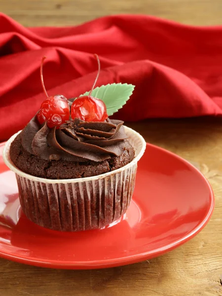 Schokoladen-Cupcake mit Kirschen und Sahne — Stockfoto