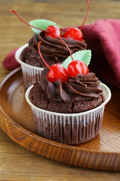 Pastel de chocolate con cerezas y crema —  Fotos de Stock